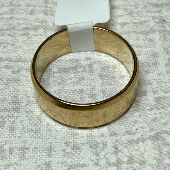 NWT Goldtone Stainless Steel Band Ring, Size 8 - Picture 3 of 4